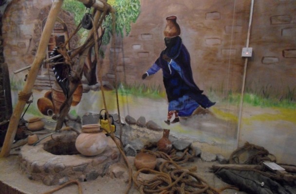 Display in the Fujairah Museum depicts a traditional women at a well to drawn water